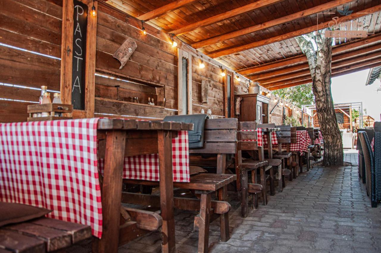 Bed and Breakfast Sempre Etterem Es Panzio Секешфегервар Екстер'єр фото