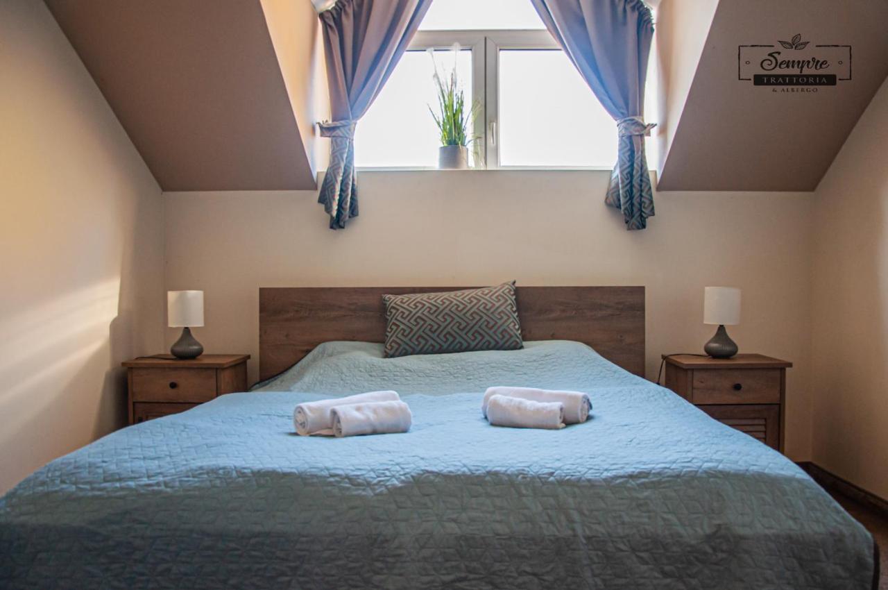Bed and Breakfast Sempre Etterem Es Panzio Секешфегервар Екстер'єр фото