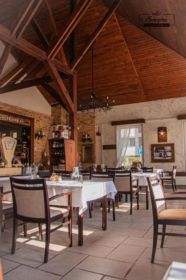 Bed and Breakfast Sempre Etterem Es Panzio Секешфегервар Екстер'єр фото