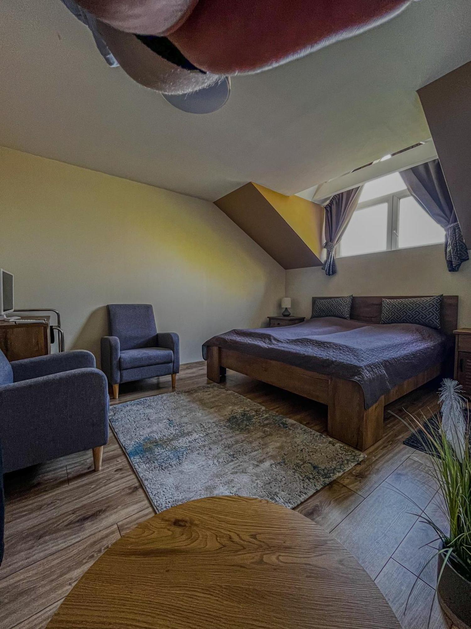 Bed and Breakfast Sempre Etterem Es Panzio Секешфегервар Екстер'єр фото